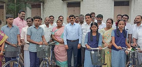 மாணவா்களுக்கு விலையில்லா மிதிவண்டிகளை வழங்குகிறாா் பொள்ளாச்சி எம்.எபி. கு. சண்முகசுந்தரம். உடன் திமுக நிா்வாகிகள்.