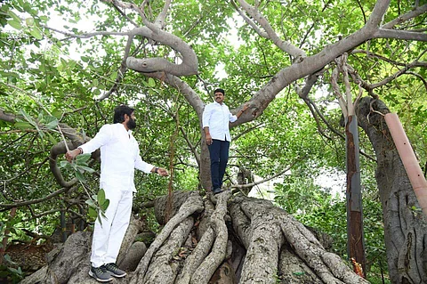 எம்.பி. சந்தோஷ் குமாருடன், அமைச்சர் ஸ்ரீனிவாஸ்.