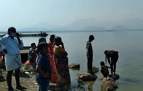 பண்ணவாடி பரிசல் துறை மூடல்... பள்ளி, கல்லூரி மாணவ மாணவியர் அவதி