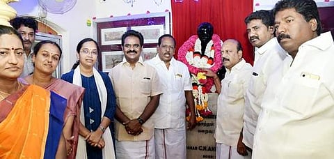 காஞ்சிபுரத்தில் உள்ள அண்ணாவின் நினைவிடத்தில் அவரது உருவச்சிலைக்கு மாலை அணிவித்து மரியாதை செலுத்தும் குறு,சிறு மற்றும் நடுத்தர தொழில் நிறுவனங்கள் துறையின் அமைச்சர் தா.மோ.அன்பரசன்