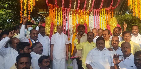 விழுப்புரம் மாவட்டம் திண்டிவனம் அருகே தைலாபுரம் தோட்டத்தில் உள்ள பெரியார் சிலைக்கு மாலை அணிவித்து மரியாதை செலுத்திய பாமக நிறுவனர் ராமதாஸ்.