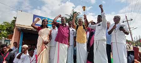 தியாகி பி.எஸ். தனுஷ்கோடி நினைவுச்சுடரைப் பெற்று முழக்கமிட்ட விவசாய சங்கங்களின் பிரதிநிதிகள்.