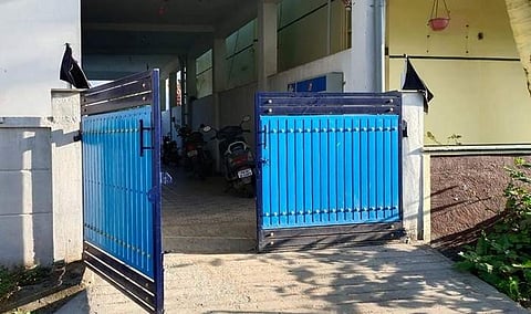 கருப்புக் கொடி கட்டப்பட்ட வீடுகள்