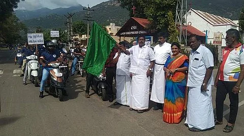 போதை விழிப்புணா்வு இருசக்கர வாகன பேரணியை கொடி அசைத்து தொடங்கி வைத்தார் மேட்டூர் எம்.எல்.ஏ, சதாசிவம்.