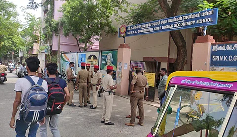 தொடா் மழையால் புதுச்சேரியில் பள்ளி, கல்லூரிகளுக்கு திங்கள்கிழமை(டிச.2) விடுமுறை