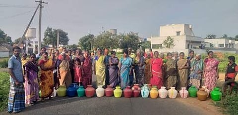 மறியலில் ஈடுபட்ட பொதுமக்கள்.