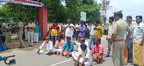 மானாமதுரையில் காவல் நிலையம் முன் மறியல் செய்த பாஜகவினர்