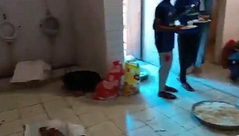 கபடி வீரர்களுக்கு கழிப்பறையில் பரிமாறப்பட்ட உணவு: விடியோ வைரல்