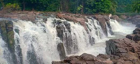 ஒகேனக்கல் அருவி.