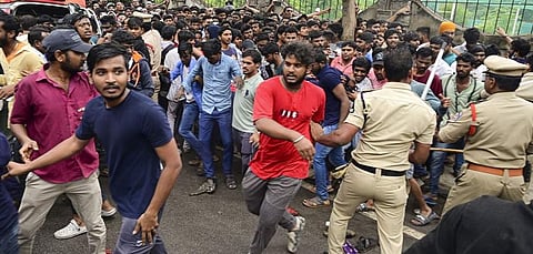டி20: டிக்கெட் வாங்குவதில் தள்ளுமுள்ளு, தடியடியில் காயமடைந்த ரசிகர்கள்!