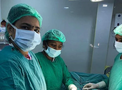 பெண்ணின் வயிற்றில் இருந்த கட்டியை அகற்றிய மருத்துவக் குழுவினர்.