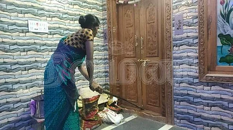 புகுந்தவீட்டின் பூட்டை உடைத்து குடியேறிய இளம்பெண்.