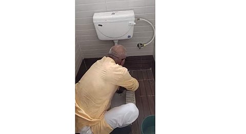 மத்திய பிரதேசம்: பள்ளி கழிவறையை கைகளால் சுத்தம் செய்த பாஜக எம்பி