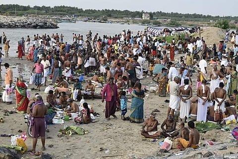 மஹாளய அமாவாசை: பூம்புகாரில் புனித நீராடி தர்ப்பணம்