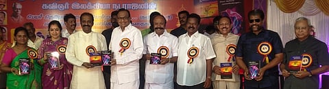 மயானக்கரை ஜனனங்கள் எனும் சிறுகதை நூலினை முன்னாள் மத்திய அமைச்சா் ப.சிதம்பரம் வெளியிட, அதனை பெற்றுக் கொண்ட கவிஞா் வைரமுத்து.