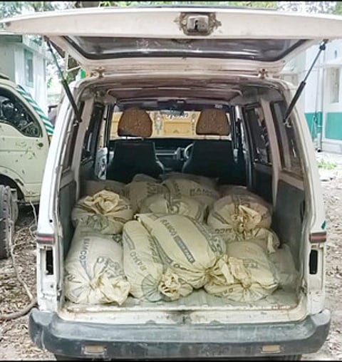 குடியாத்தம் நகர போலீஸாரால் மணலுடன் பறிமுதல் செய்யப்பட்ட காா்.