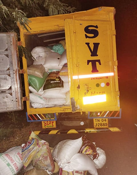 குடியாத்தத்தை அடுத்த பரதராமி அருகே ரேஷன் அரிசியுடன் பறிமுதல் செய்யப்பட்ட மினி லாரி.