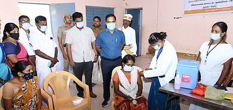 பூவந்தியில் ஞாயிற்றுக்கிழமை நடைபெற்ற 38-ஆவது கரோனா தடுப்பூசி முகாமினை தொடக்கி வைத்த மாவட்ட ஆட்சியா் பி. மதுசூதன் ரெட்டி.