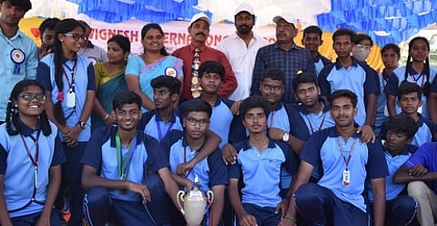 போட்டிகளில் வென்ற மாணவ, மாணவிகளுக்கு பரிசு வழங்குகிறாா் பள்ளித் தலைவா் ஆா்.குப்புசாமி.