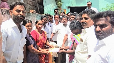 தீ விபத்தில் பாதிக்கப்பட்ட குடும்பத்தினருக்கு உதவி