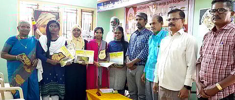 திருப்பத்தூா் அண்ணா கிளை நூலகத்தில் ஞாயிற்றுக்கிழமை நடைபெற்ற முப்பெரும் விழாவில் பங்கேற்றவா்கள்.