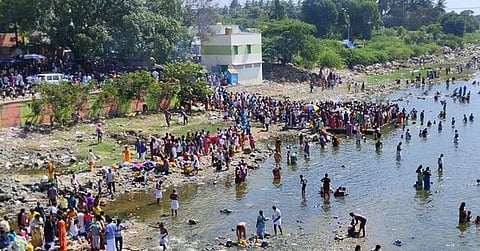 ஊத்தங்கரையை அடுத்த அனுமன் தீா்த்தம் பகுதியில் முன்னோா்களுக்கு தா்ப்பணம் செய்த பொது மக்கள்.