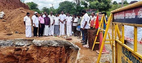 ஆலங்காயம் அருகே தீா்த்தம் பகுதியில் மேம்பாலப் கட்டும் பணியை தொடக்கி வைத்த எம்எல்ஏ செந்தில்குமாா்