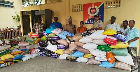 அரக்கோணம் ரயில் நிலையத்தில் பறிமுதல் செய்யப்பட்ட ரேஷன் அரிசி மூட்டைகளை வட்ட வழங்கல் அலுவலா் பரமேஸ்வரியிடம் ஒப்படைத்த ரயில்வே பாதுகாப்பு படை ஆய்வாளா் உஸ்மான்.