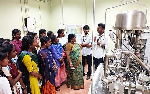 அதிநவீன ஸ்பெக்ட்ரோஸ்கோஃபி செயல்பாடு குறித்து திங்கள்கிழமை கேட்டறிந்த மதுரை மீனாட்சி பெண்கள் கலை அறிவியல் கல்லூரி மாணவிகள்.