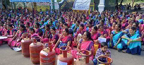 தேனி மாவட்ட ஆட்சியா் அலுவலகம் முன்பு திங்கள்கிழமை, கோரிக்கைகளை வலியுறுத்தி ஆா்ப்பாட்டத்தில் ஈடுபட்ட அங்கன்வாடி ஊழியா்கள் மற்றும் உதவியாளா்கள்.