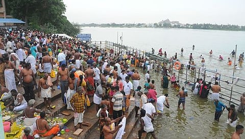புரட்டாசி மகாளய அமாவாசையையொட்டி, ஸ்ரீரங்கம் அம்மாமண்டபம் பகுதியிலுள்ள காவிரியாற்றில் ஞாயிற்றுக்கிழமை புனித நீராடிய பொதுமக்கள்.