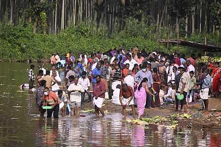 மஹாளய அமாவாசையையொட்டி பேரூா் நொய்யல் படித்துறையில் தா்ப்பணம் செய்த பொது மக்கள்.