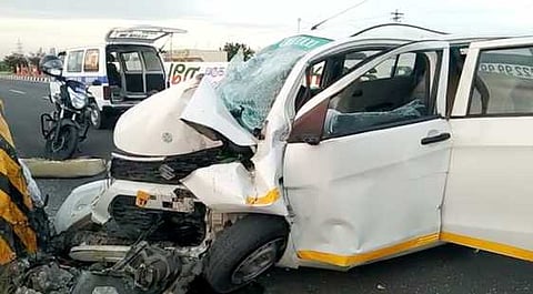 விருதுநகா் அருகே அக்ரஹாா்பட்டி நான்கு வழிச் சாலையில் ஞாயிற்றுக்கிழமை விபத்துக்குள்ளான காா்.