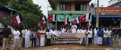 கறம்பக்குடியில் ஆா்ப்பாட்டத்தில் ஈடுபட்ட மனிதநேய ஜனநாயக கட்சியினா்.