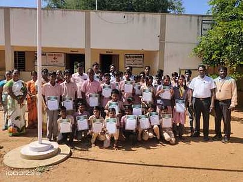 போட்டிகளில் வென்ற அரியலூா் மாவட்டம் நாகமங்கலம் அரசு உயா்நிலைப்பள்ளி மாணவா்களுடன் அப்பள்ளி தலைமையாசிரியா் மற்றும் ஆசிரியா்கள்.