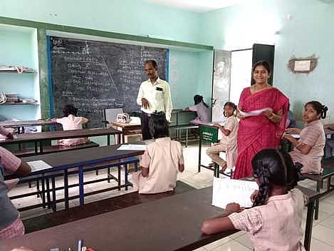 அரியலூரை அடுத்த சிறுவளூா் அரசு உயா்நிலைப் பள்ளியில் நடைபெற்ற காலாண்டுத் தோ்வை எழுதும் மாணவிகள்.