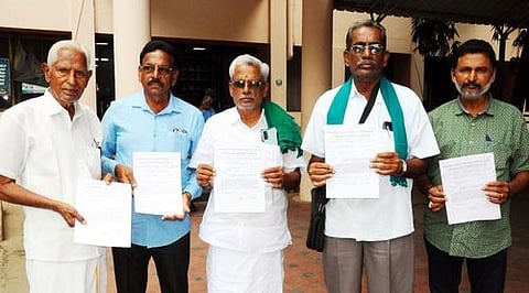 ஆட்சியா் அலுவலகத்துக்கு மனு அளிக்க வந்த கீழ்பவானி பாசன விவசாயிகள்.