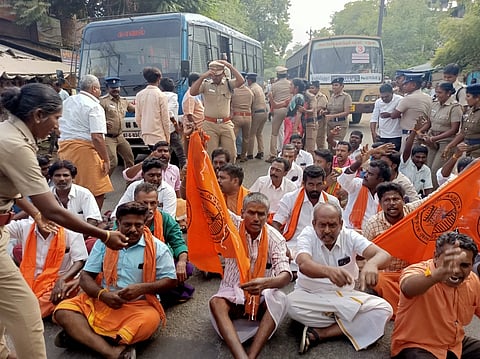 ஸ்ரீவில்லிபுத்தூா்-மதுரை சாலையில் ஞாயிற்றுக்கிழமை மறியல் போராட்டத்தில் ஈடுபட்ட இந்து முன்னணியினரைக் கைது செய்த போலீஸாா்.