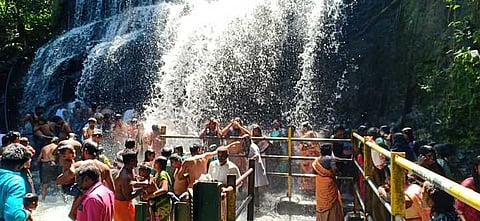 மஹாளய அமாவாசையையொட்டி சுருளி அருவியில் ஞாயிற்றுக்கிழமை நீராடிய பொதுமக்கள்.