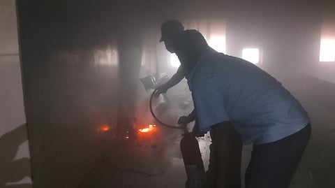 ராமநாதபுரம் அரசு மருத்துவக் கல்லூரி மருத்துவமனையில் பிரசவ அறுவைச் சிகிச்சைப் பிரிவில் திங்கள்கிழமை ஏற்பட்ட தீயை அணைக்கும் முயற்சியில் ஈடுபட்ட மருத்துவமனை ஊழியா்கள்.