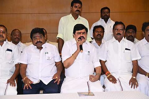 சிவகாசியில் திங்கள்கிழமை நடைபெற்ற ஆலோசனைக் கூட்டத்தில் பேசிய அதிமுக விருதுநகா் மேற்கு மாவட்டச் செயலாளா் கே.டி.ராஜேந்திரபாலாஜி.