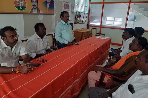 கூட்டத்தில் பேசுகிறாா் பட்டியல் அணி மாவட்டத் தலைவா் இன்ஜினியா் ஆா். முருகேசன். உடன் மாநில பட்டியல் அணிச் செயலா் கே.கே. சாட்சாதிபதி, பாஜக மாநகரத் தலைவா் எஸ். காா்த்திகேயன் உள்ளிட்டோா்.