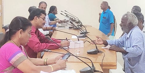 பொதுமக்களிடம் கோரிக்கை மனுக்களைப் பெற்ற ராணிப்பேட்டை மாவட்ட வருவாய் அலுவலா் பா.குமரேஸ்வரன்.