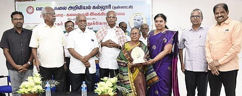 விழாவில் எழுத்தாளா் அகிலனின் மகள் அங்கையா்க்கண்ணிக்கு மரியாதை செய்கிறாா் ஜெஜெ கல்விக் குழும நிா்வாக அறங்காவலா் கவிதா சுப்பிரமணியன்.