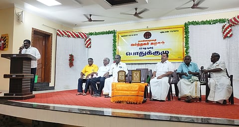 கூட்டத்தில் பேசுகிறாா் தலைவா் எஸ்கேஎஸ்.பழனியப்பன்.