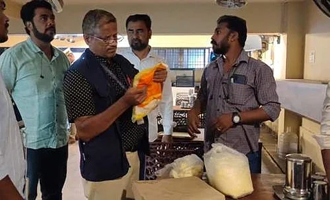 உணவு பாதுகாப்புத் துறை அதிகாரிகள் சோதனை செய்து கடைக்கு சீல் வைத்தனர்.