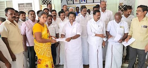 பயனாளிகளுக்கு கடனுதவி வழங்குகிறாா் எம்எல்ஏ சாக்கோட்டை க. அன்பழகன்.