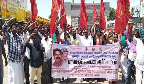 ஆா்ப்பாட்டத்தில் ஈடுபட்ட நாம் தமிழா் கட்சியினா்.