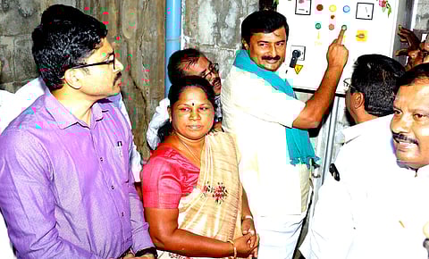 பொத்தானை அழுத்தி அணையைத் திறந்துவைக்கிறாா் செய்தித் துறை அமைச்சா் மு.பெ.சாமிநாதன். உடன் ஆதிதிராவிடா் நலத் துறை அமைச்சா் என்.கயல்விழி செல்வராஜ் உள்ளிட்டோா். ~அணையில் இருந்து வெளியேறும் நீா்.