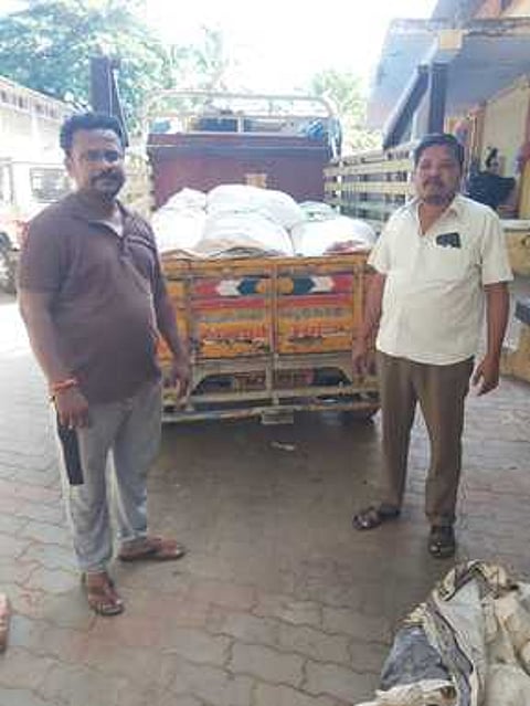 மாா்க்கையன்கோட்டையில் ஞாயிற்றுக்கிழமை ரேஷன் அரிசியுடன் சரக்கு வாகனத்தை பறிமுதல் செய்த மாவட்ட உணவுப் பொருள் வழங்கல் அலுவலா்கள்.